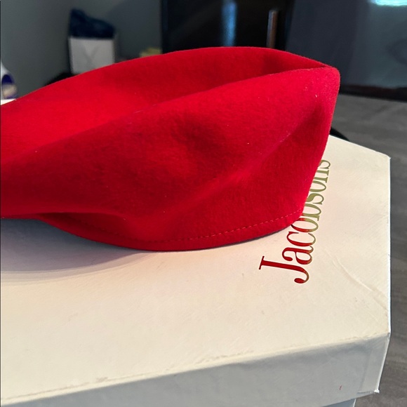 Stylish Beret Set in Red, Green, and Black - Picture 5 of 11